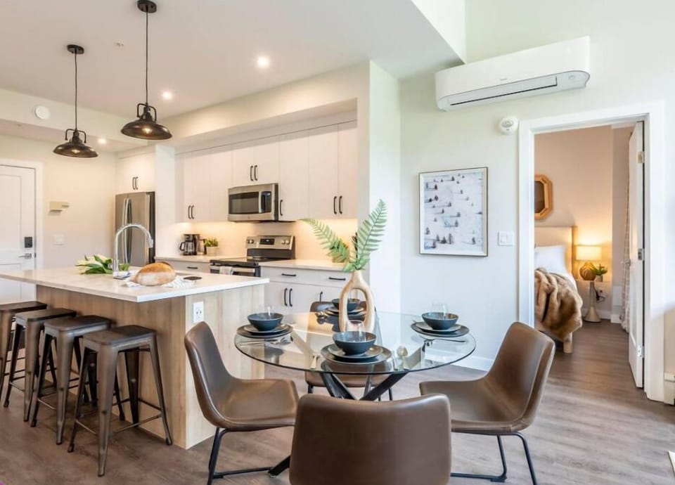 Dine in style or grab a quick bite at the island. This well-appointed space has everything for your culinary and social needs.