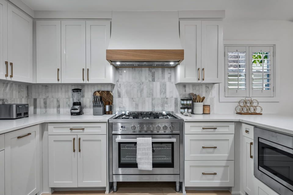 Stay in and cook up an amazing meal on this gorgeous stainless steel gas stove!