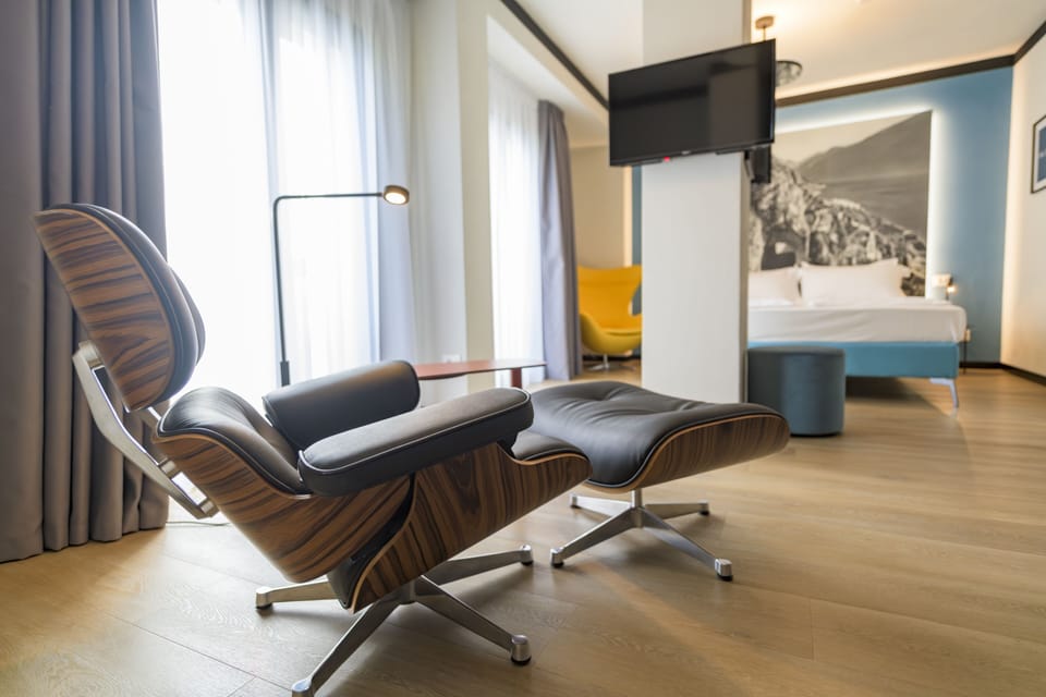 Junior Suite, 1 Double Bed, Hot Tub, Lake View | Minibar, in-room safe, desk, free WiFi