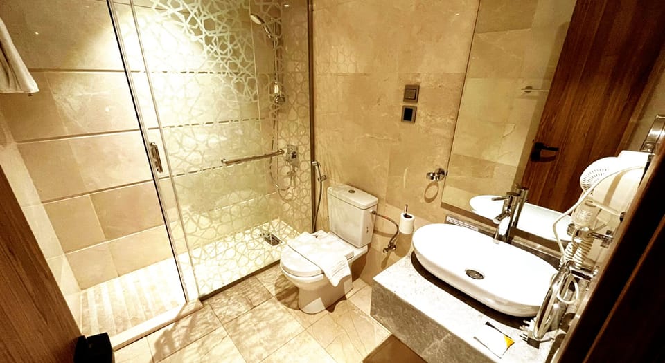 Combined shower/tub, hair dryer, slippers, towels