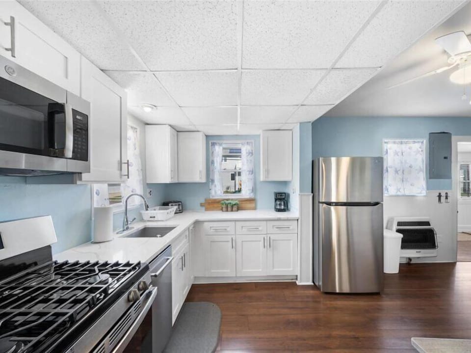 A cheerful kitchen with everything you need—just bring your favorite recipes and that seaside appetite.