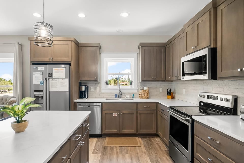 House, 4 Bedrooms, Marina View | Private kitchen | Full-size fridge, microwave, oven, stovetop
