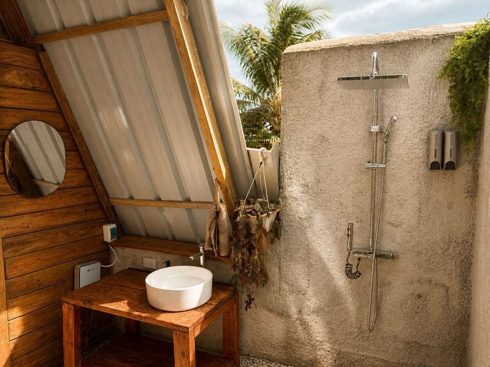 Deluxe Cabin | Bathroom | Towels, soap, shampoo, toilet paper