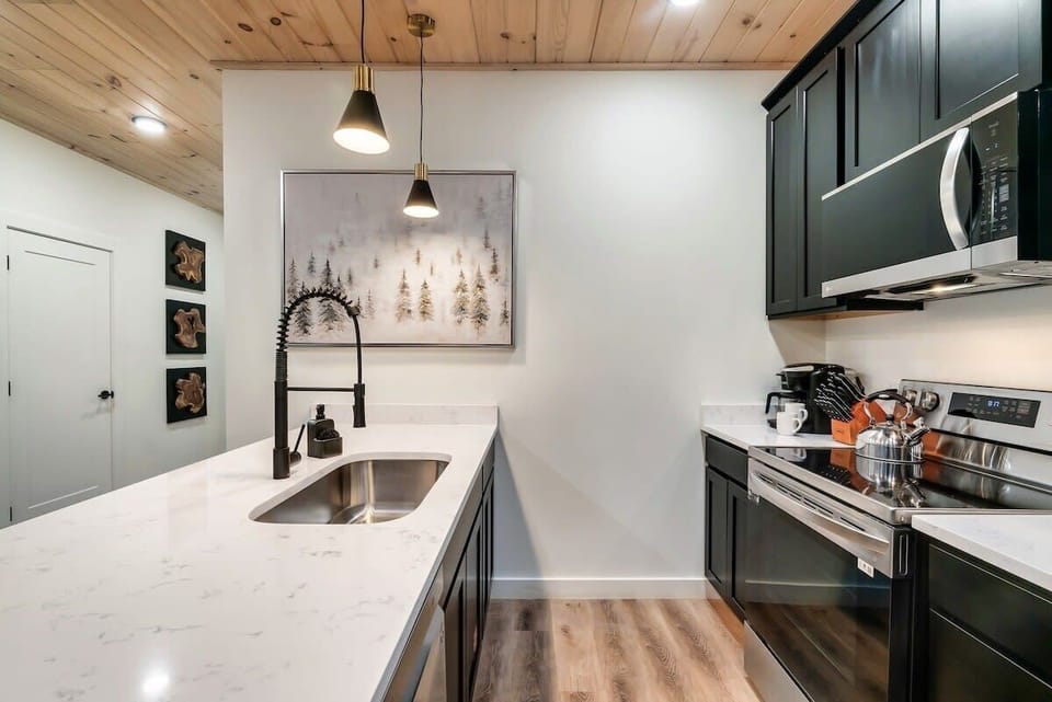 Your Kitchen Paradise awaits! Sleek cabinetry and modern appliances await your culinary creativity!