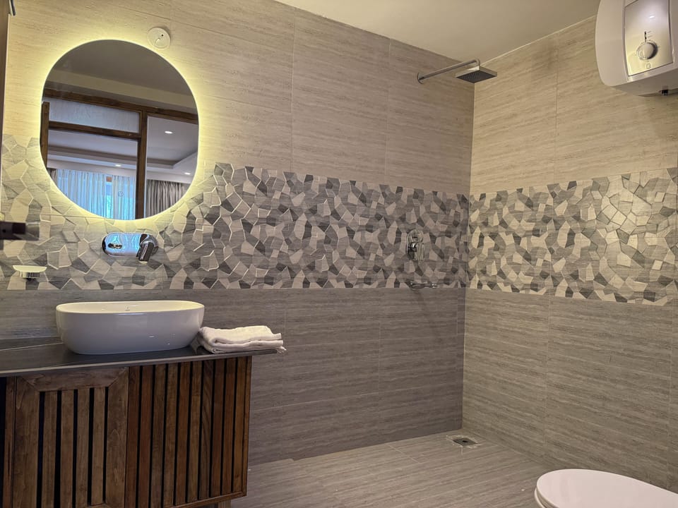 Luxury Cottage | Bathroom | Shower, free toiletries, slippers, towels