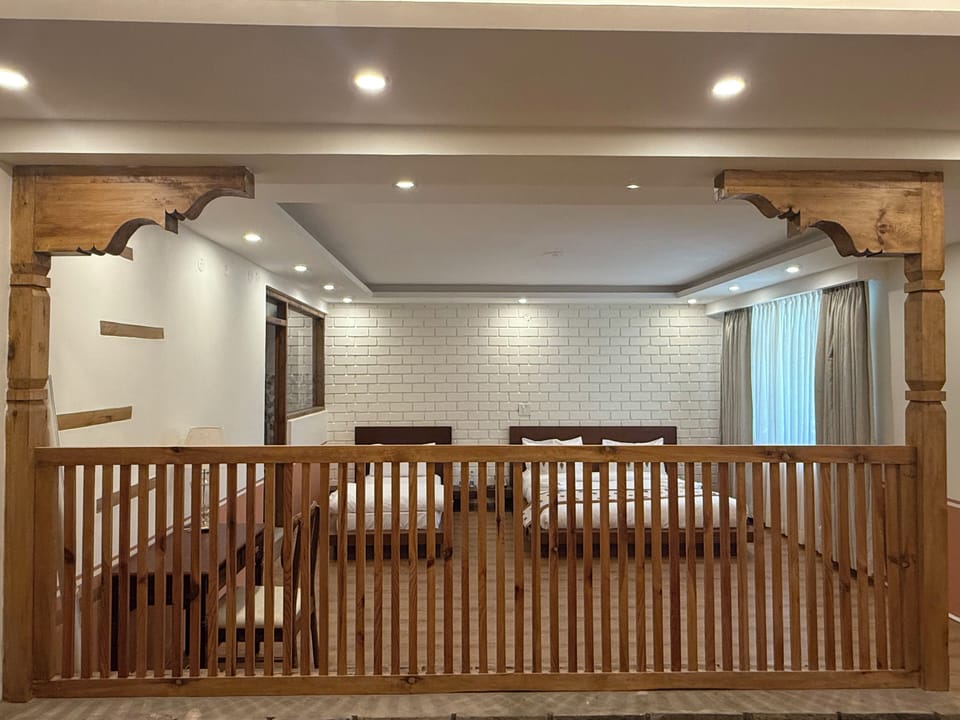 Family Room | Desk, laptop workspace, WiFi (free)