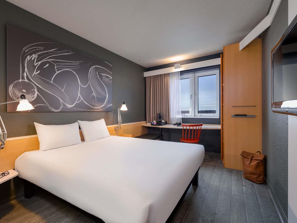Superior Room, 1 Double Bed | Hypo-allergenic bedding, desk, blackout drapes, soundproofing