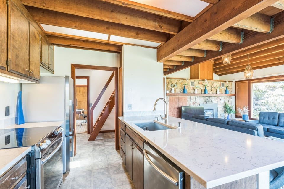 Cottage, 1 Bedroom | Private kitchen | Coffee/tea maker, fridge, oven, toaster