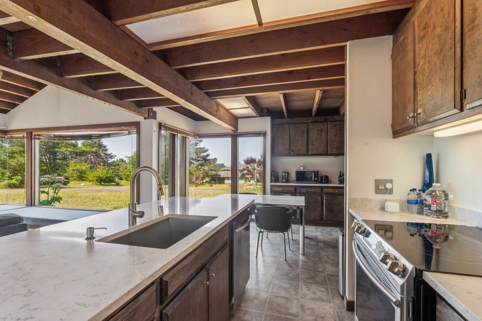 Cottage, 1 Bedroom | Private kitchen | Coffee/tea maker, fridge, oven, toaster