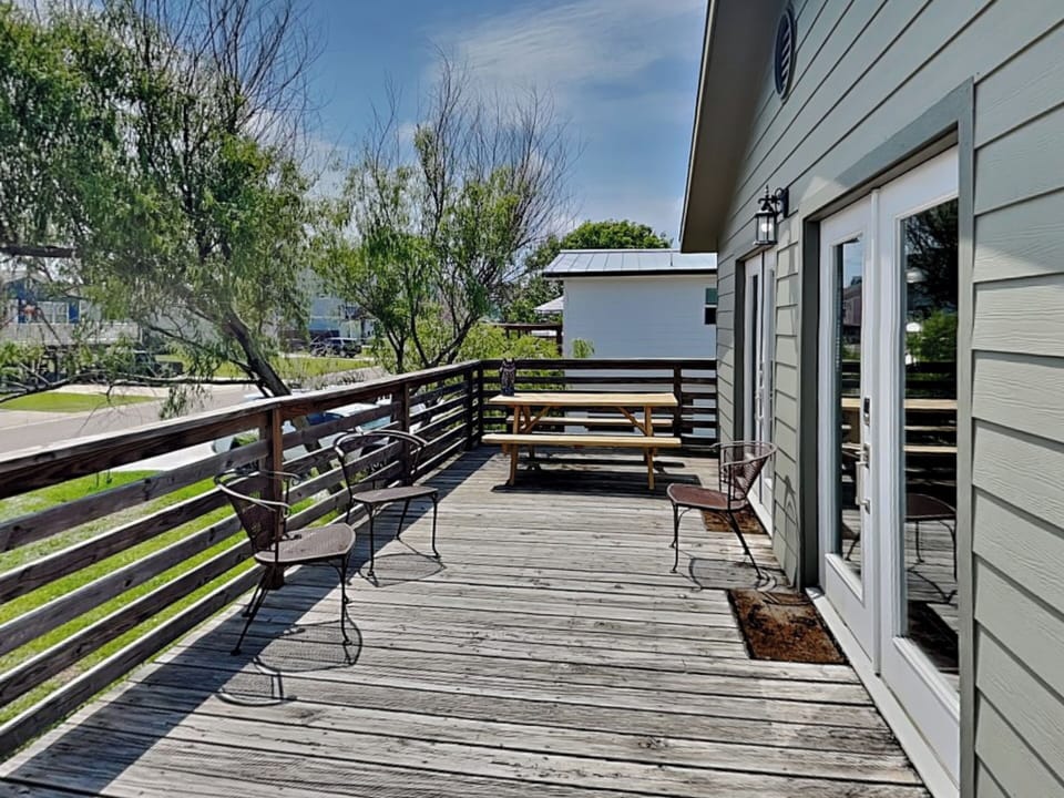 Porch - Picnic Table, Seating