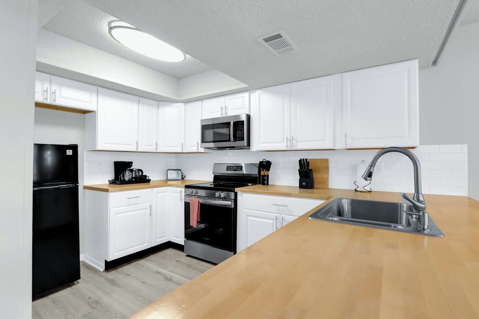 Full kitchen with plenty of counter top space