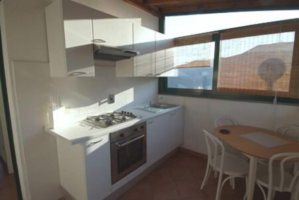 Studio (2 adults) | In-room dining