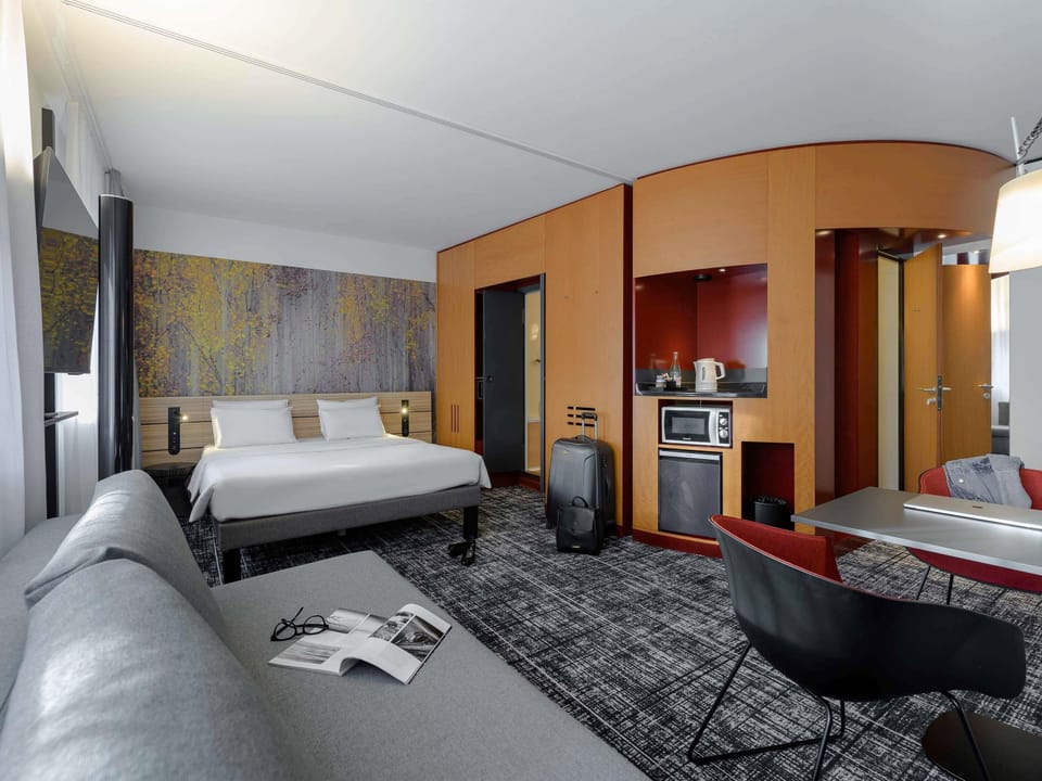 Superior Suite, 1 Double Bed with Sofa bed | Hypo-allergenic bedding, in-room safe, desk, blackout drapes