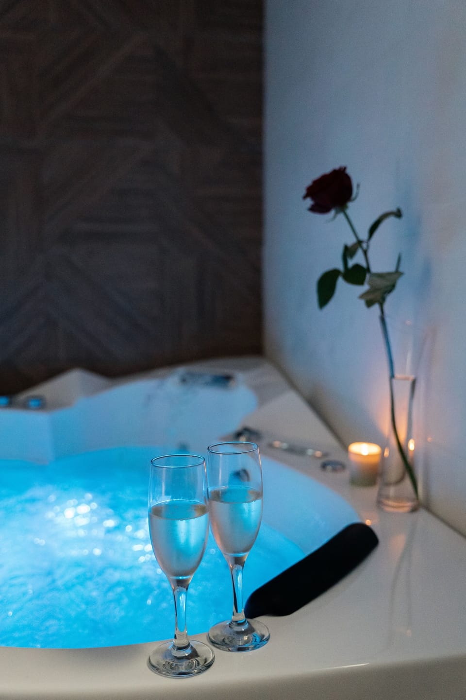 Indoor spa tub