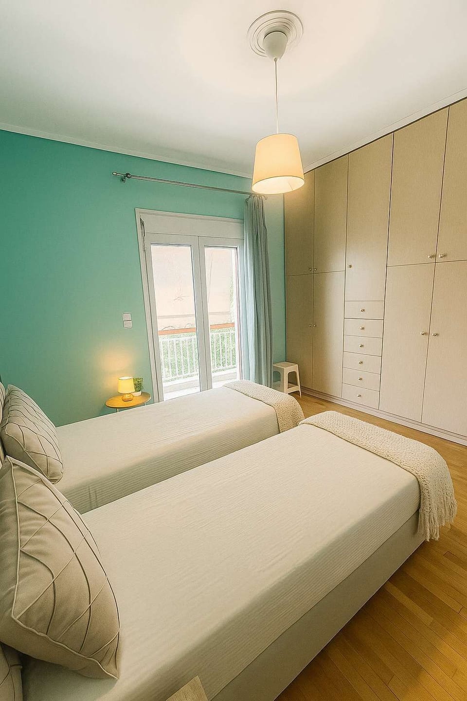 2nd bedroom with 2 single beds