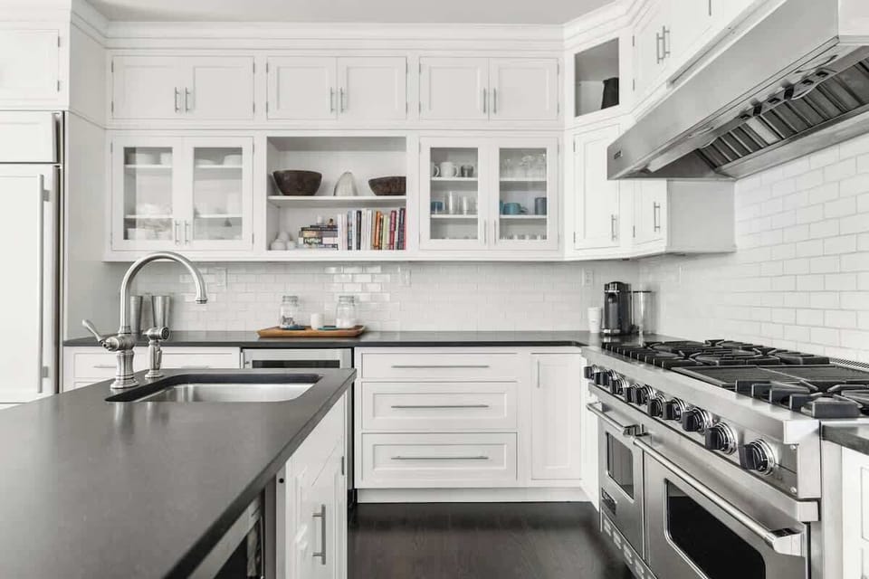 Where luxury lives on the line: Hello, double Viking oven.