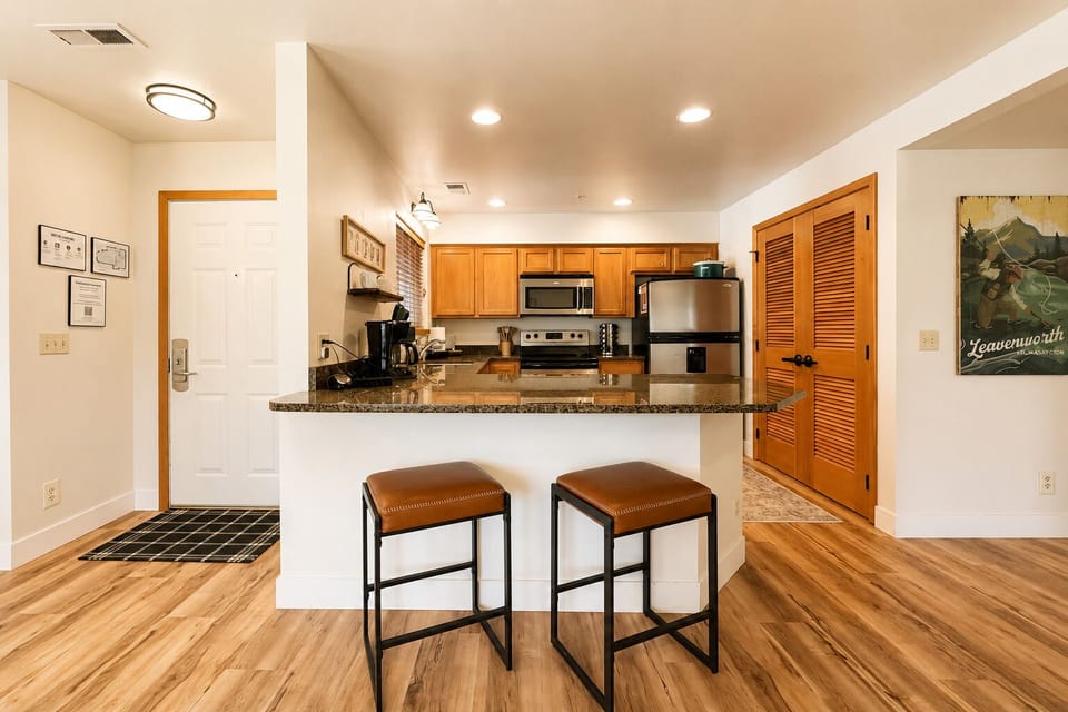 Eat up bar with stools