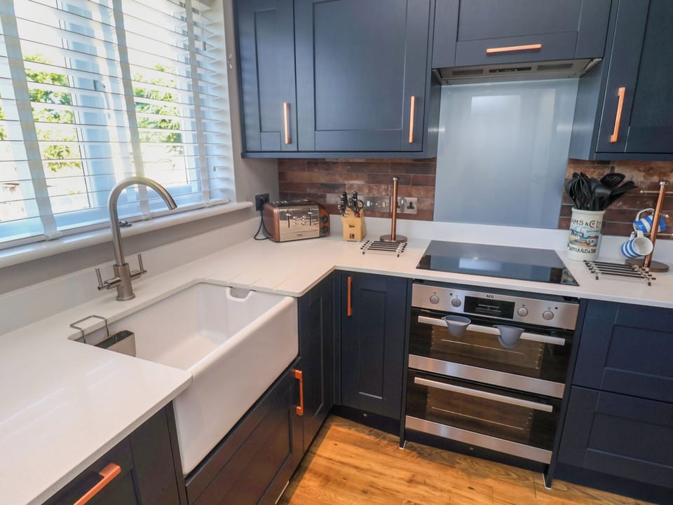 Dishwasher, cookware/dishes/utensils