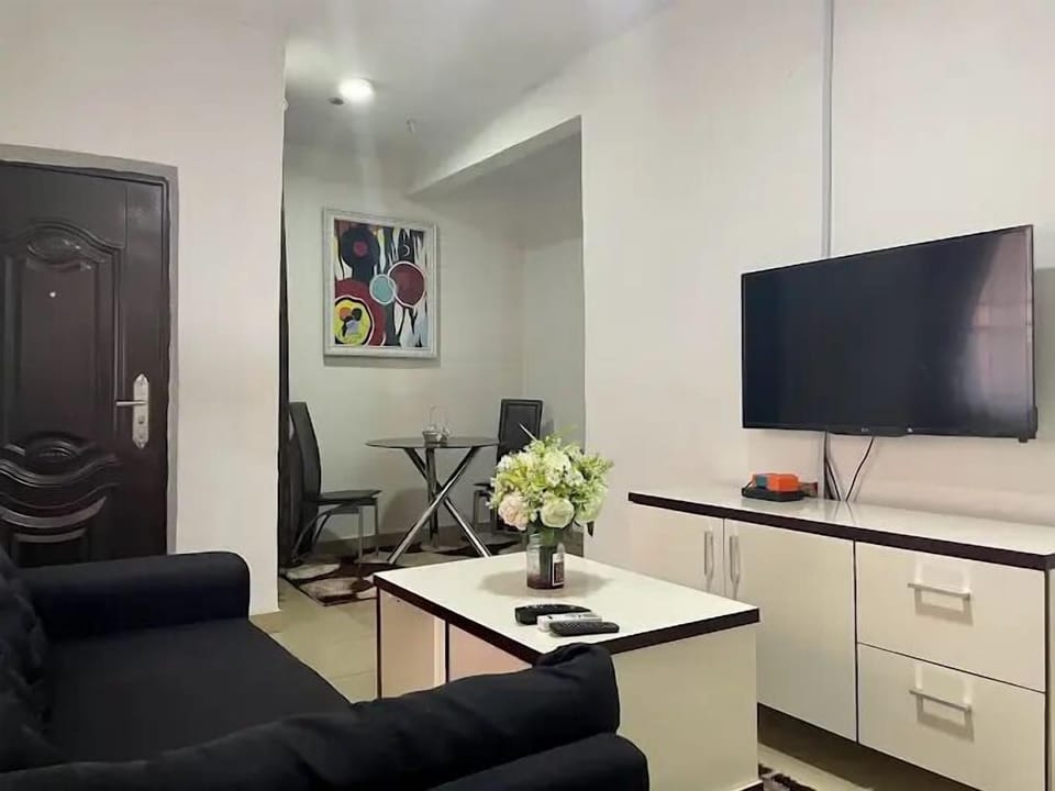 Deluxe Apartment, Balcony, City View | Living area