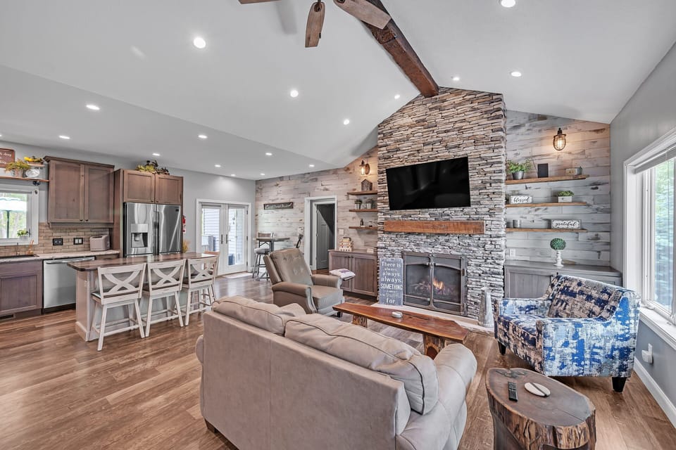 Indoors, Furniture, Living Room, Home Decor, Screen