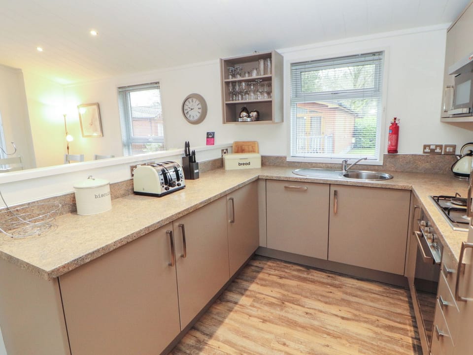 Cottage | Private kitchen | Dishwasher, cookware/dishes/utensils