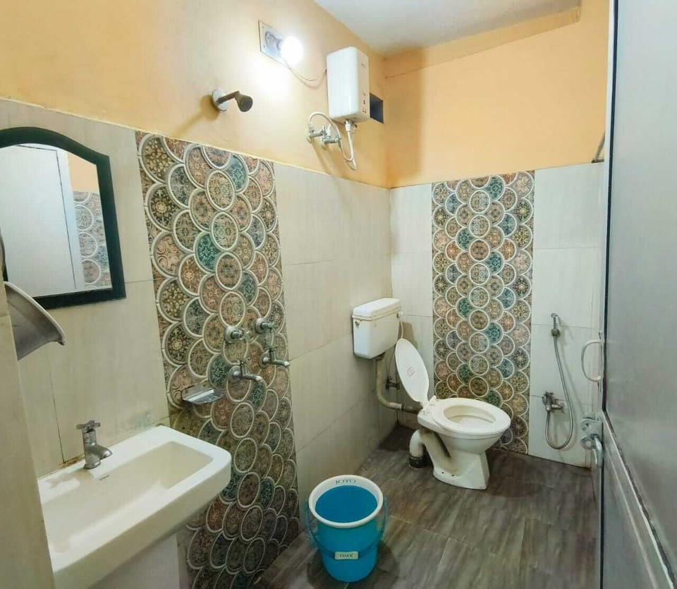 Deluxe Triple Room, Sea View | Bathroom | Shower, free toiletries, towels, soap