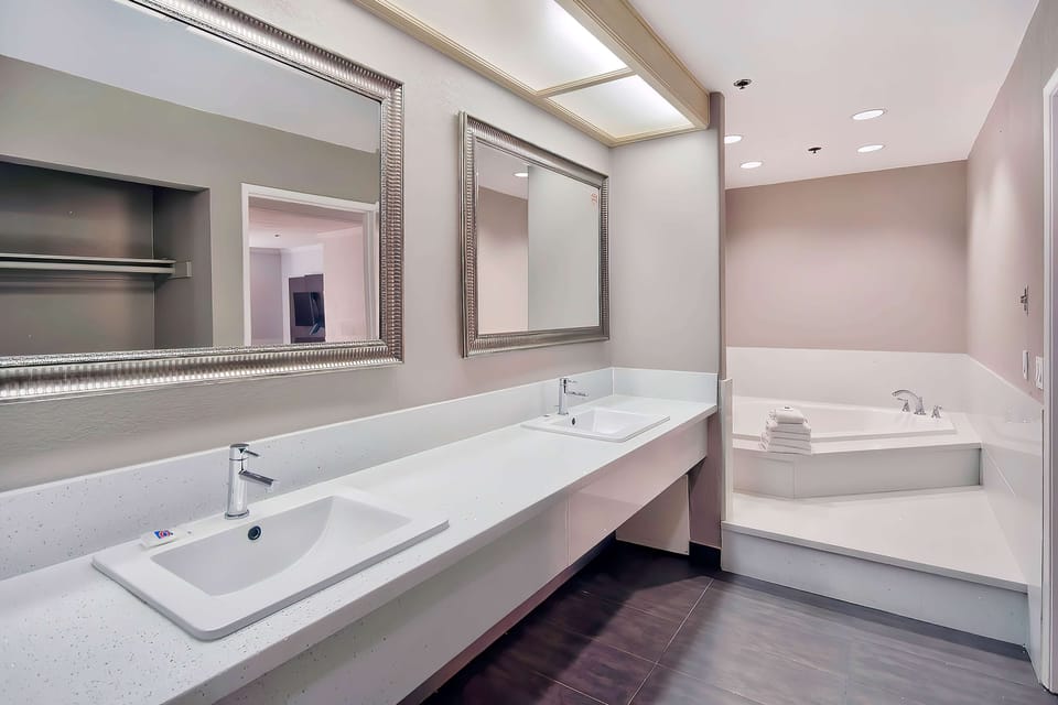 Combined shower/tub, towels