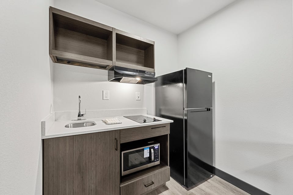 Basic Studio | Private kitchen | Full-size fridge, microwave, oven, stovetop