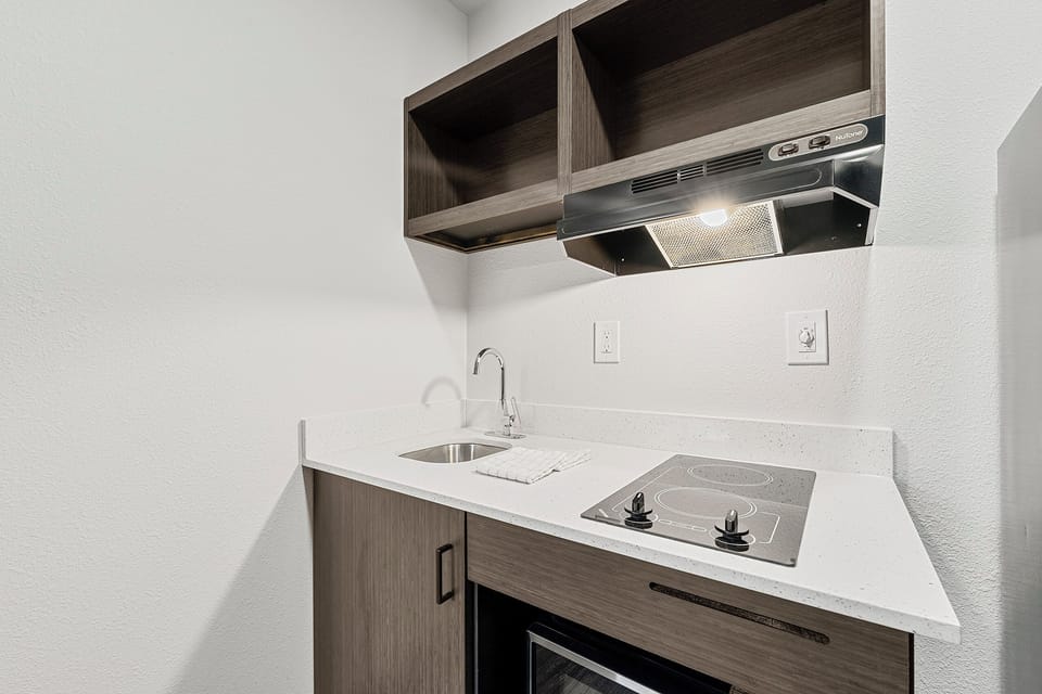 Basic Studio | Private kitchen | Full-size fridge, microwave, oven, stovetop