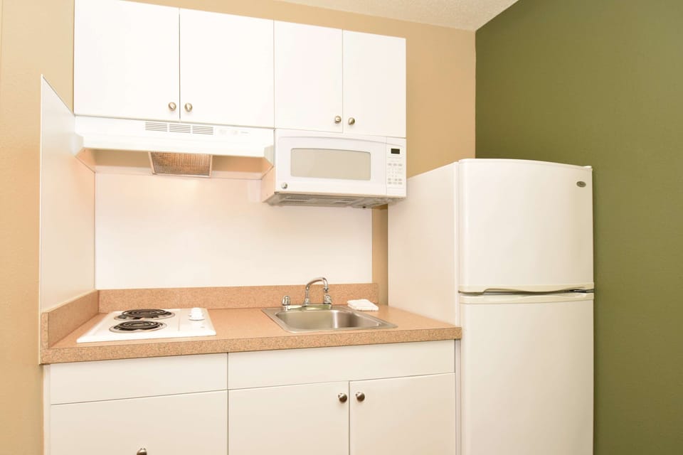 Deluxe Studio, 1 King Bed with Sofa bed, Non Smoking | Private kitchen | Fridge, microwave, stovetop, coffee/tea maker