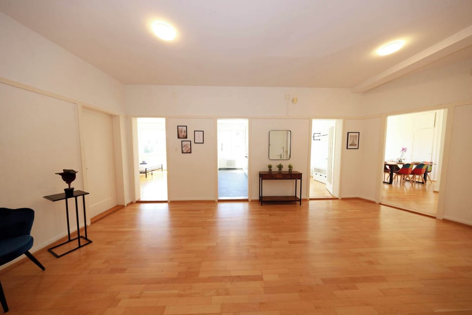 Spacious entrance hallway 