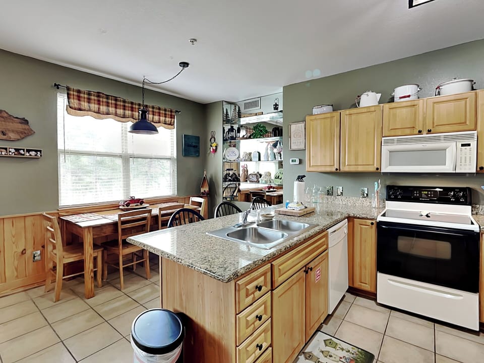 Condo (2 Bedrooms) | Property amenity