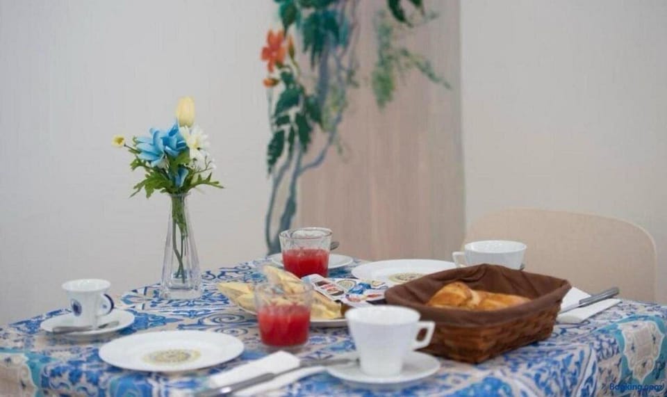 Full-size fridge, oven, dishwasher