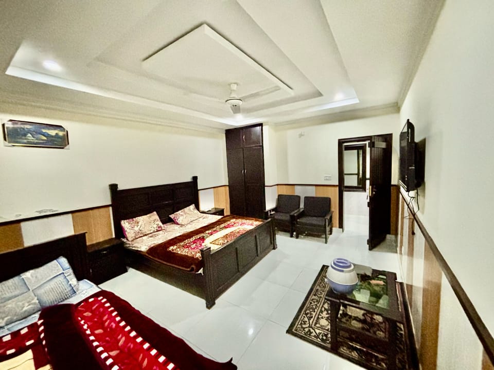 Deluxe Room, Balcony, Mountain View | Living area
