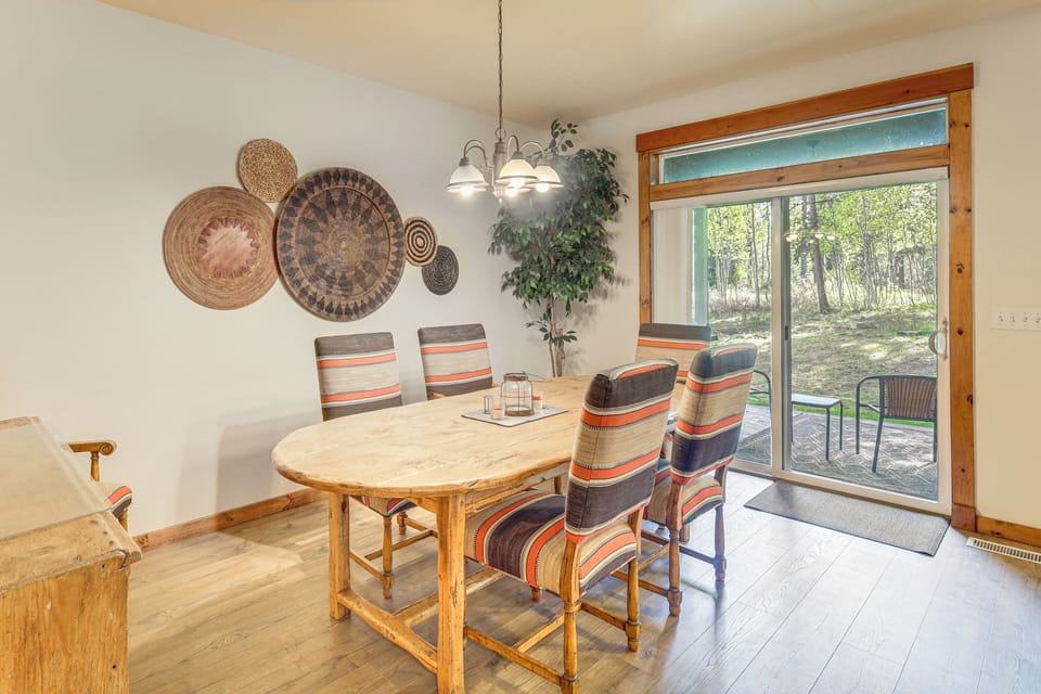 Dining Area | Dishware/Flatware Provided | 1st Floor