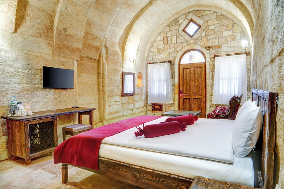 Deluxe Stone Room with Jacuzzi | Free WiFi, bed sheets