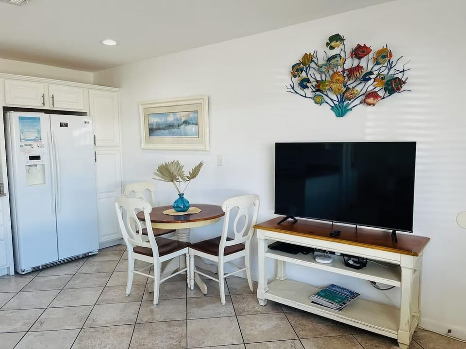 House, 1 King Bed with Sofa bed (Capri by the Gulf 106) | Dining
