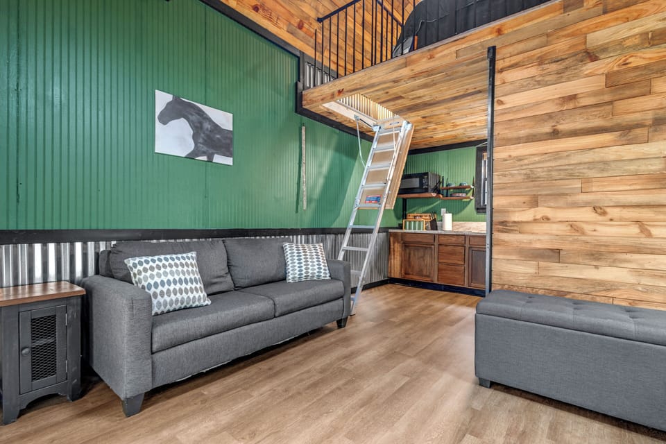 Vinyl flooring throughout