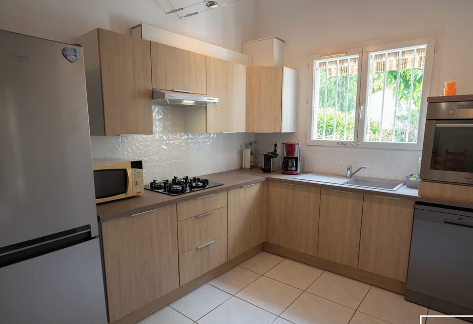 Fully equipped kitchen with dishwasher, Nespresso machine 