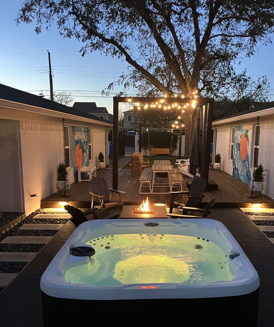 {Courtyard} Hot tub ~ picnic tables ~ seating ~ 2 gas fire pits (propane provided)