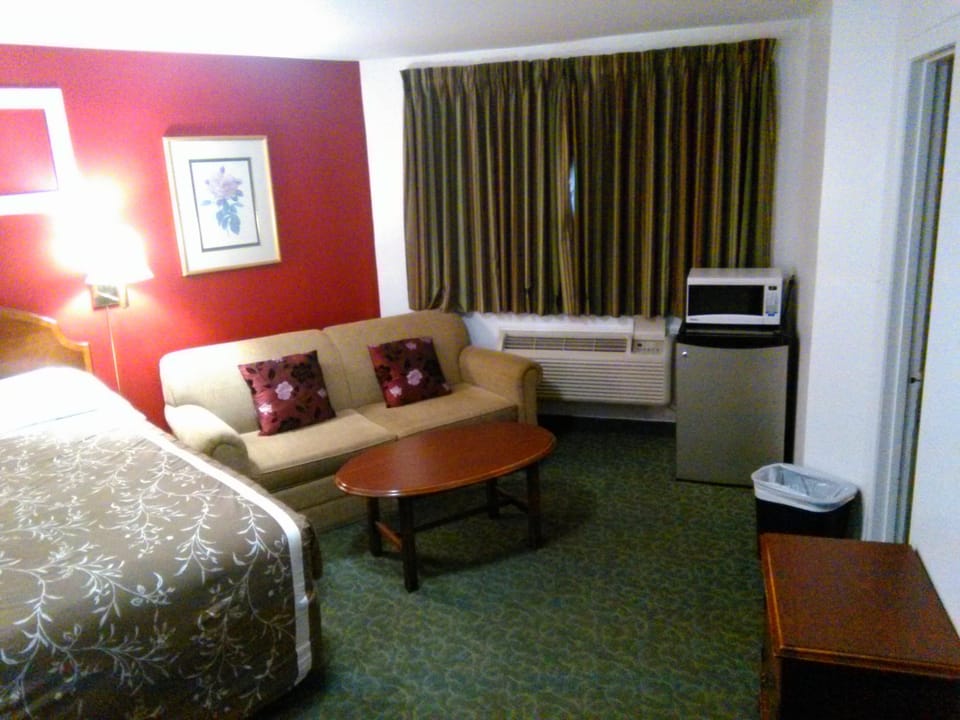 Room, 1 King Bed | Desk, free WiFi, bed sheets