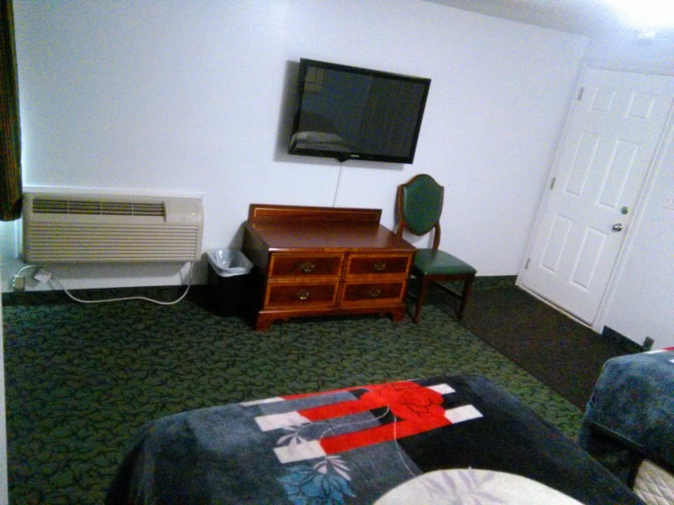 Room, 2 Double Beds | Desk, free WiFi, bed sheets