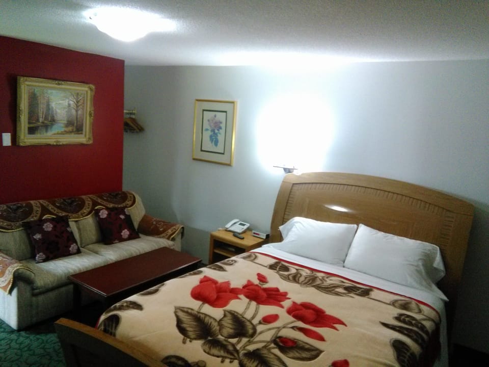 Room, 1 Queen Bed | Desk, free WiFi, bed sheets