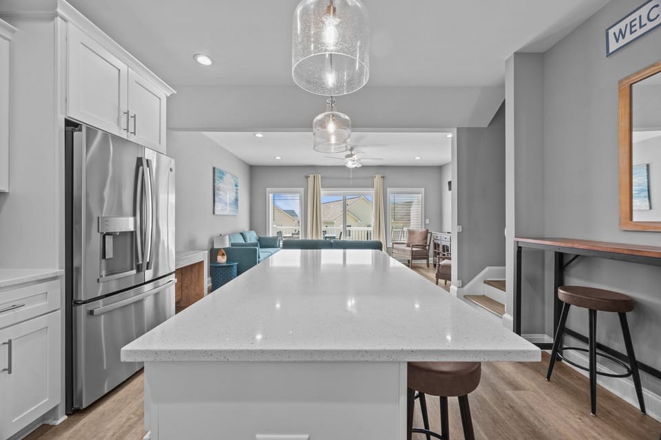 Fully Furnished Kitchen,  Island with 6 bar stools