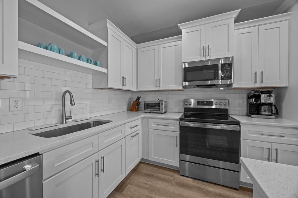 Fully Furnished Kitchen,  Island with 6 bar stools
