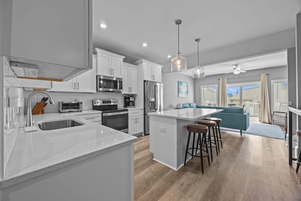 Fully Furnished Kitchen,  Island with 6 bar stools