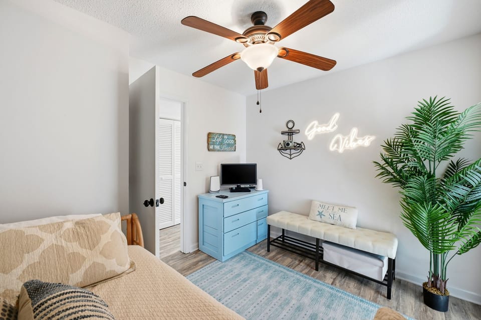 Good Vibes all around! Day bed 