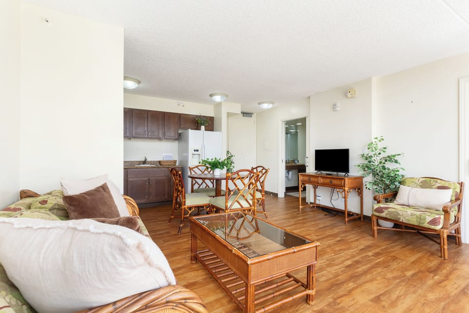 Condo, 1 Bedroom, Mountain View | Living area