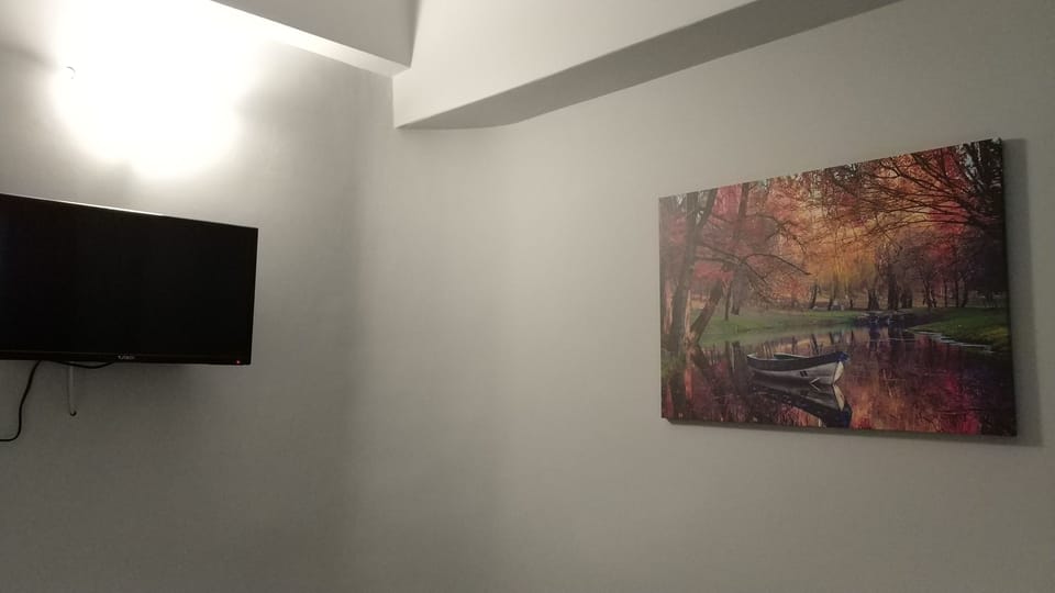 Economy Single Room | Minibar, in-room safe, soundproofing, iron/ironing board