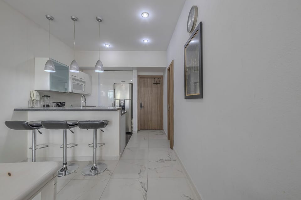 Luxury Apartment, City View | Private kitchen